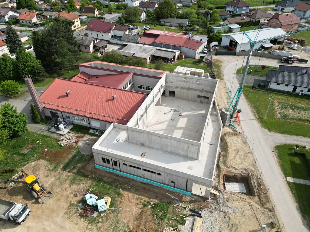 Gradilište sportske dvorane PŠ Dunjkovec iz zraka - betonska konstrukcija uz postojeću školu