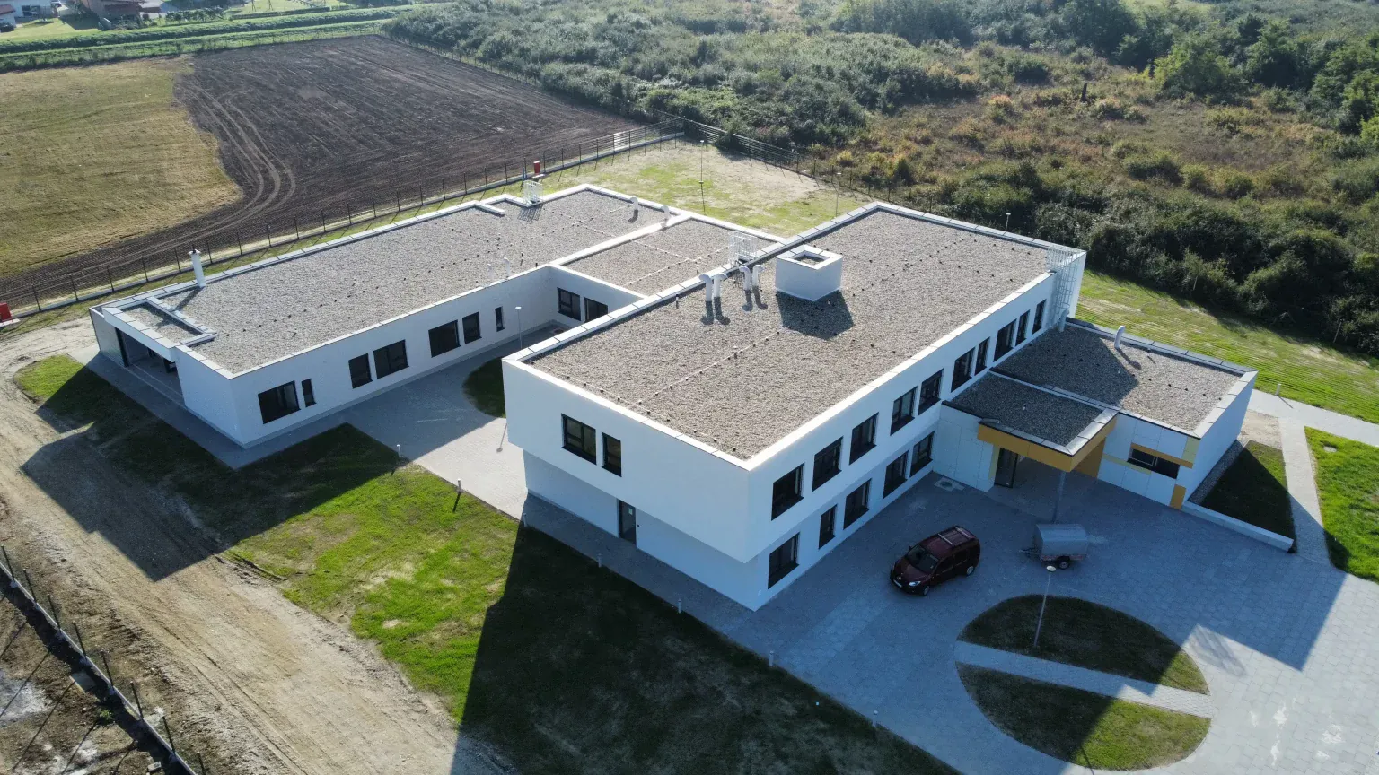 Dovršeni centar udruge MURID u Pribislavcu iz zraka - svijetla dvoetažna zgrada s ravnim krovovima i uređenim okolišem