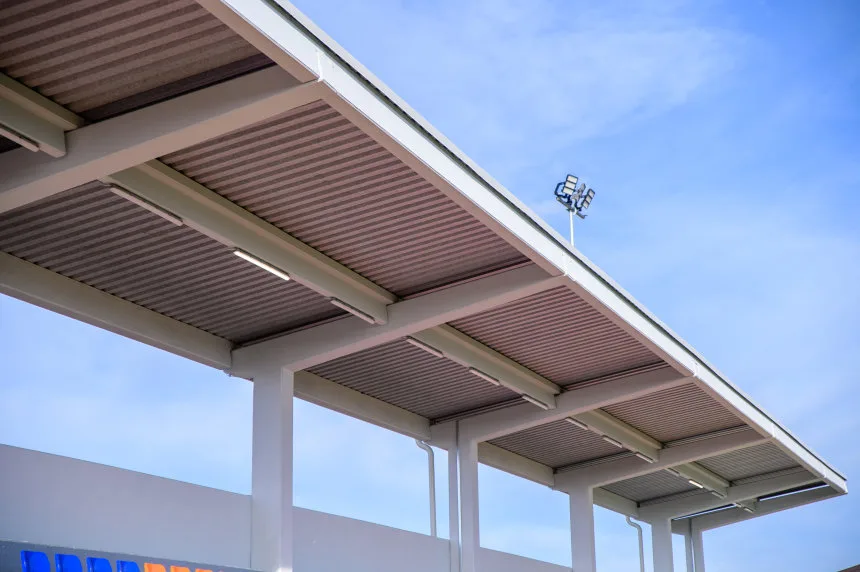 Detalj čelične krovne konstrukcije tribina - trapezni lim, LED rasvjeta i reflektorski stup